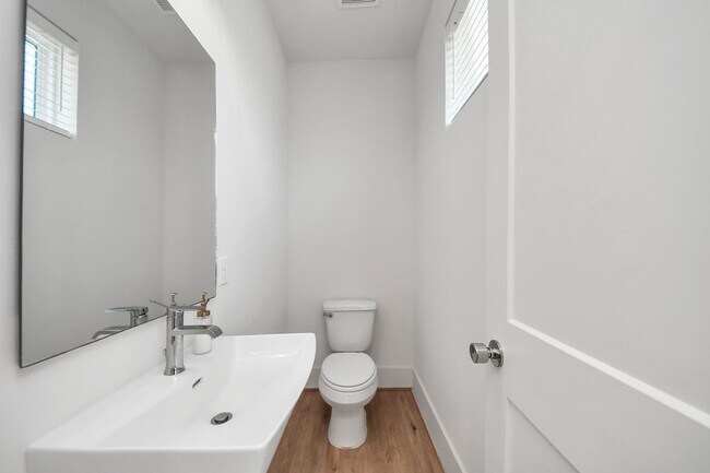 Foto del edificio - 1032 Glen Ln