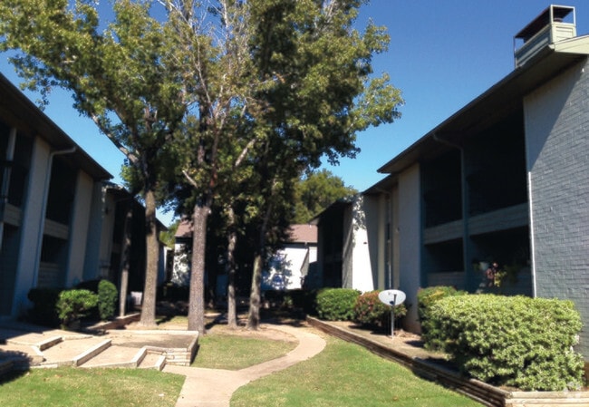 Building Photo - Forest Pointe