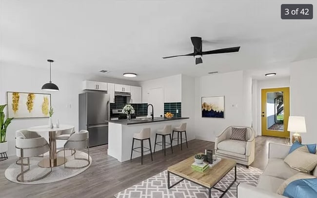 Sala de estar y cocina decoradas - 2406 Burleson Ct