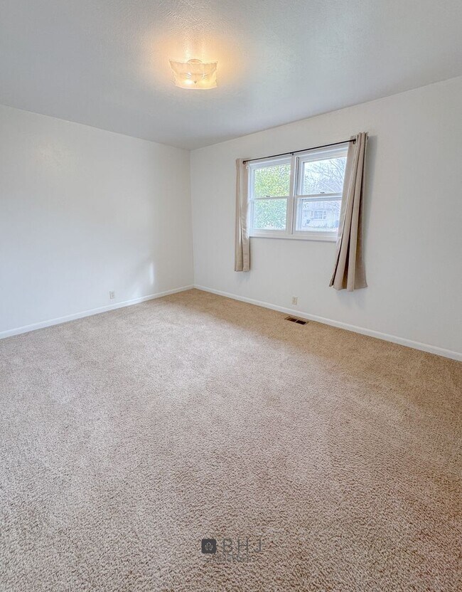 Building Photo - 2 BED/ 1 BATH SINGLE FAMILY HOME