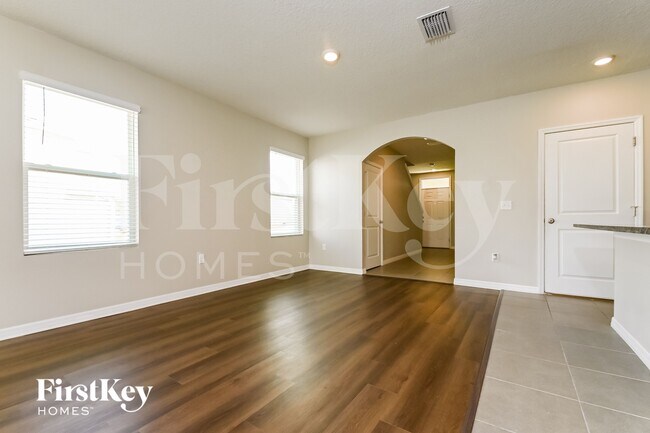 Building Photo - 11010 Leland Groves Dr