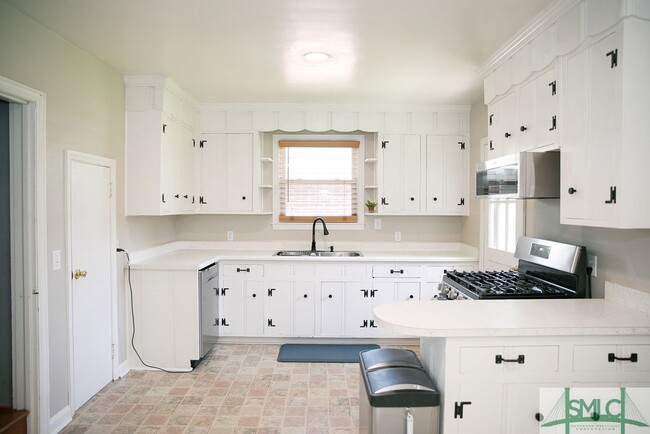 Building Photo - 28 E 63rd St