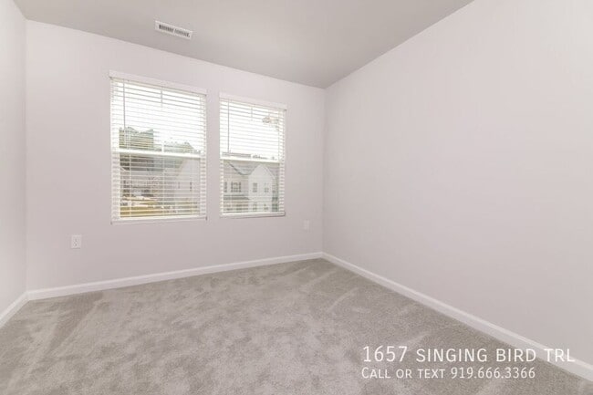 Foto del edificio - 1657 Singing Bird Trl