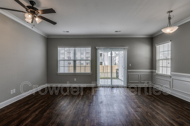 Building Photo - 301 Halton Crossing Dr SW