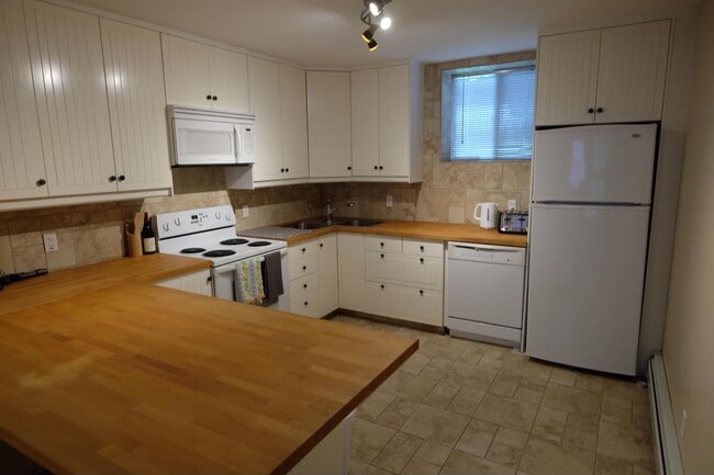 Cuisine - 1908 26 Av SW