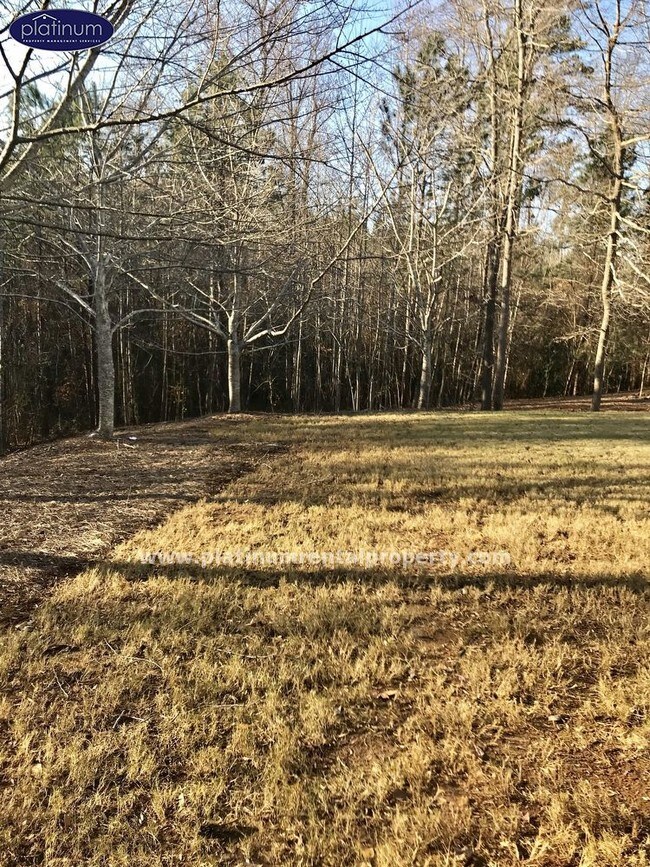 Building Photo - 4701 Village Green Dr