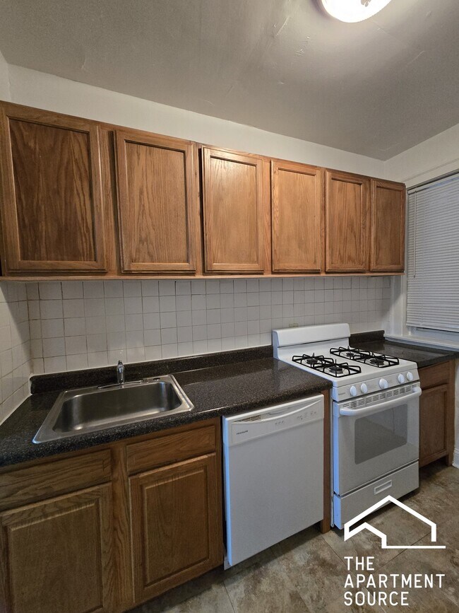 Building Photo - 1808 W Farwell Ave