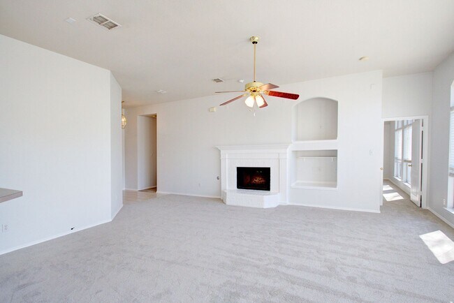 Building Photo - 3 Bedroom 2 Bath located in Beacon Hill