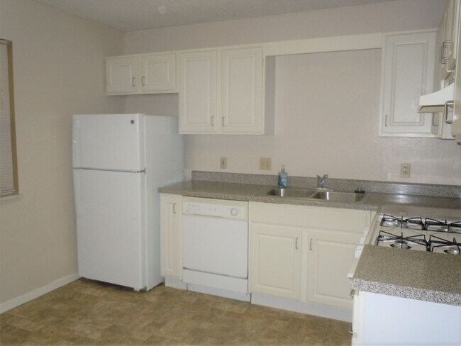 Building Photo - Two Bedroom Duplex with Modern Kitchen, 1 1/2 Baths and Garage!