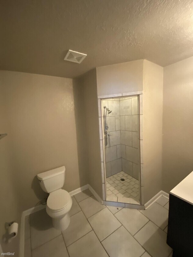 Foto principal - 5 br, 2 bath House - 130 E Ruby Rd