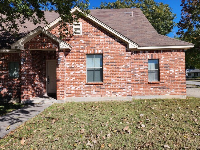 Building Photo - Roomy 3 Bedroom Duplex in Benbrook