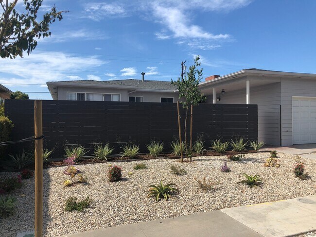 Foto del edificio - 7BD on Mary Lane! Huge Front Patio, Back Y...
