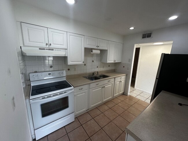 Building Photo - 1157 S Loop Blvd