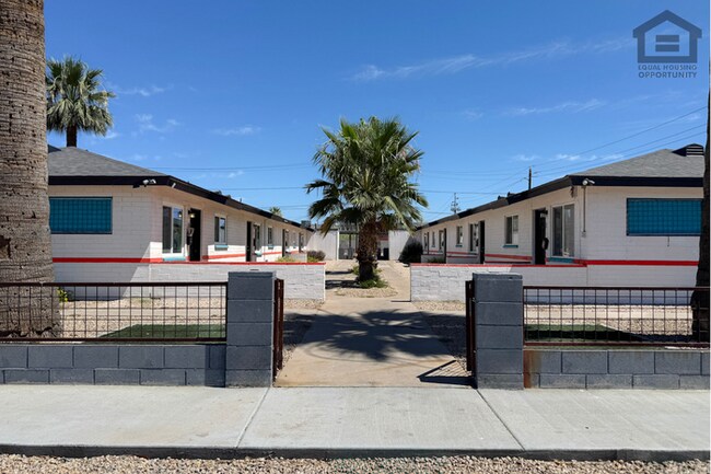 Building Photo - 2Bed/1Bath Updated Apartment at McDowell Rd/16th St! Ready for Immediate Move-In! - CARPORT!