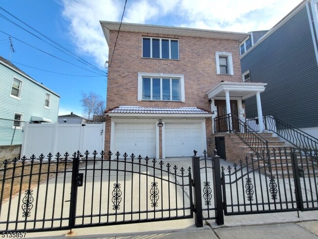 Building Photo - 134 Chestnut St