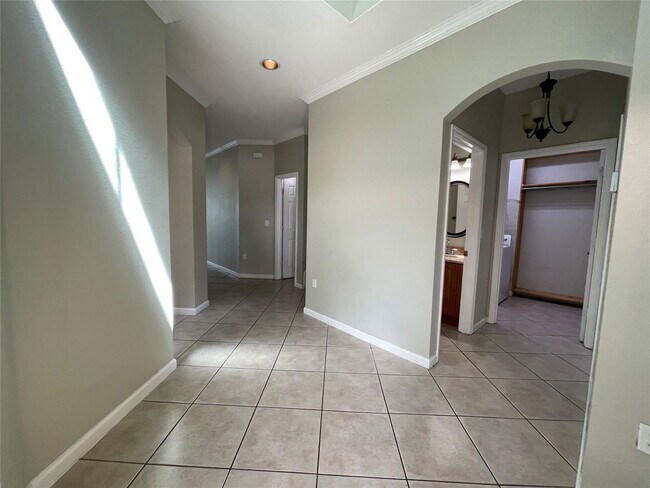 Foto del edificio - 5031 Madison Lakes Cir W