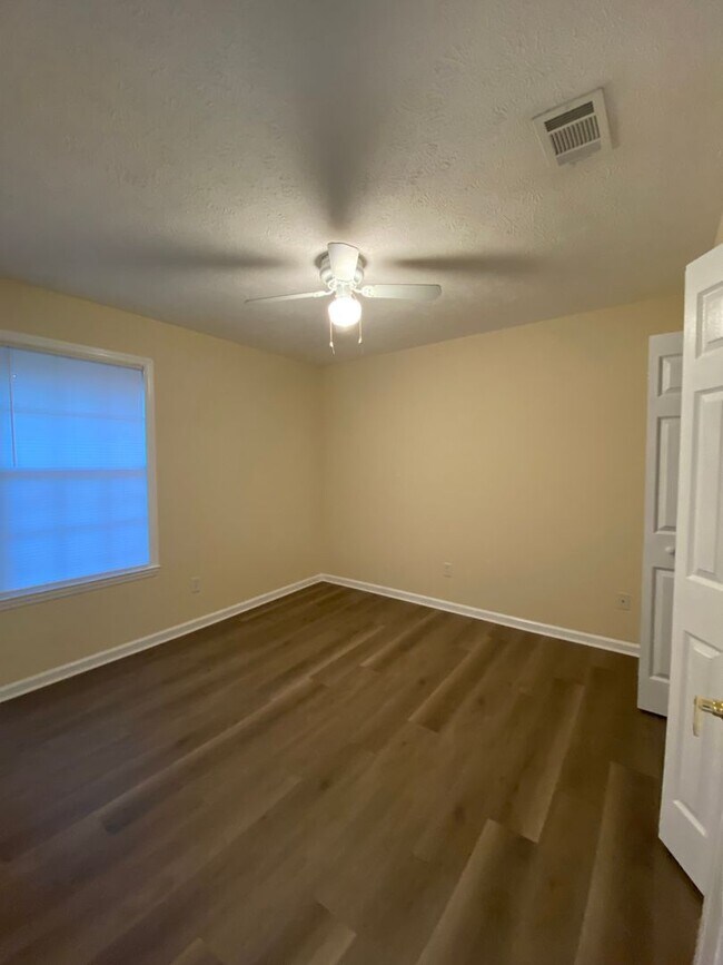 Building Photo - 2 Bdr/2bath townhome, great location!