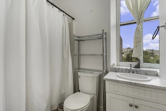 Photo - 350 King St House