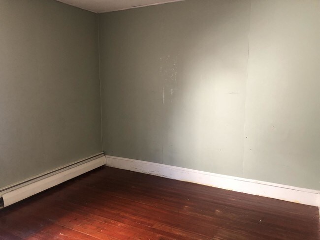 Building Photo - Spacious 2 Bedroom, Deleaded, Available NOW