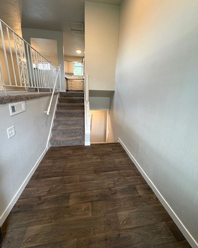 Building Photo - 5 Bed / 3 Bath Townhome in Murray!