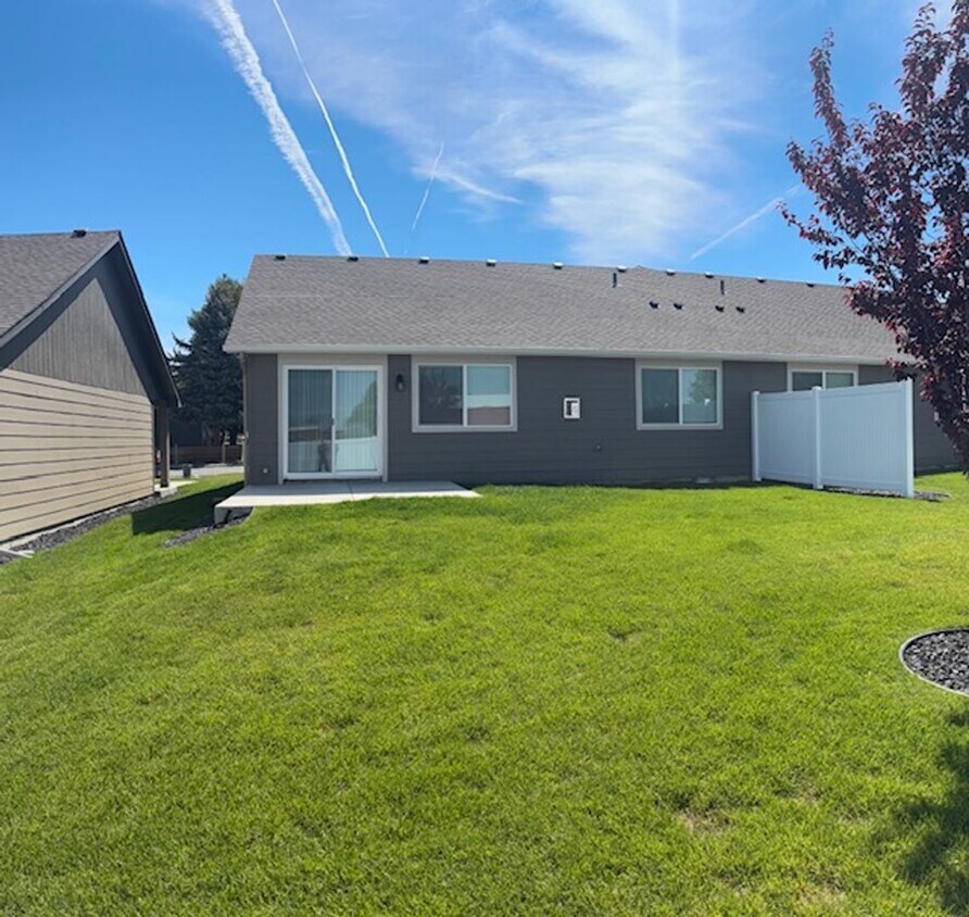 Foto principal - Moen Fields 3 Bed 3 Bath Garden Townhome a...