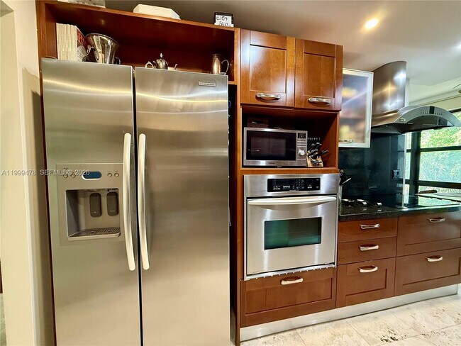 Foto del edificio - 1121 Crandon Blvd