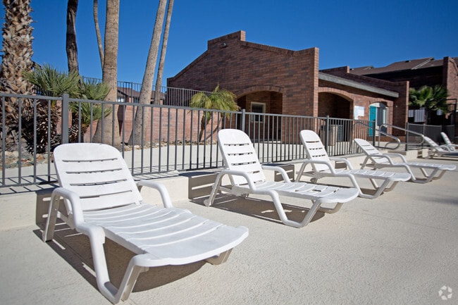 Poolside Lounge - Resort on 27th