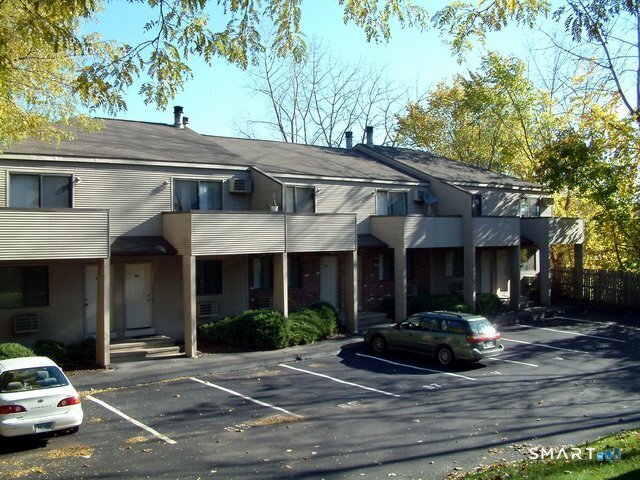 Foto del edificio - 124 Coalpit Hill Rd