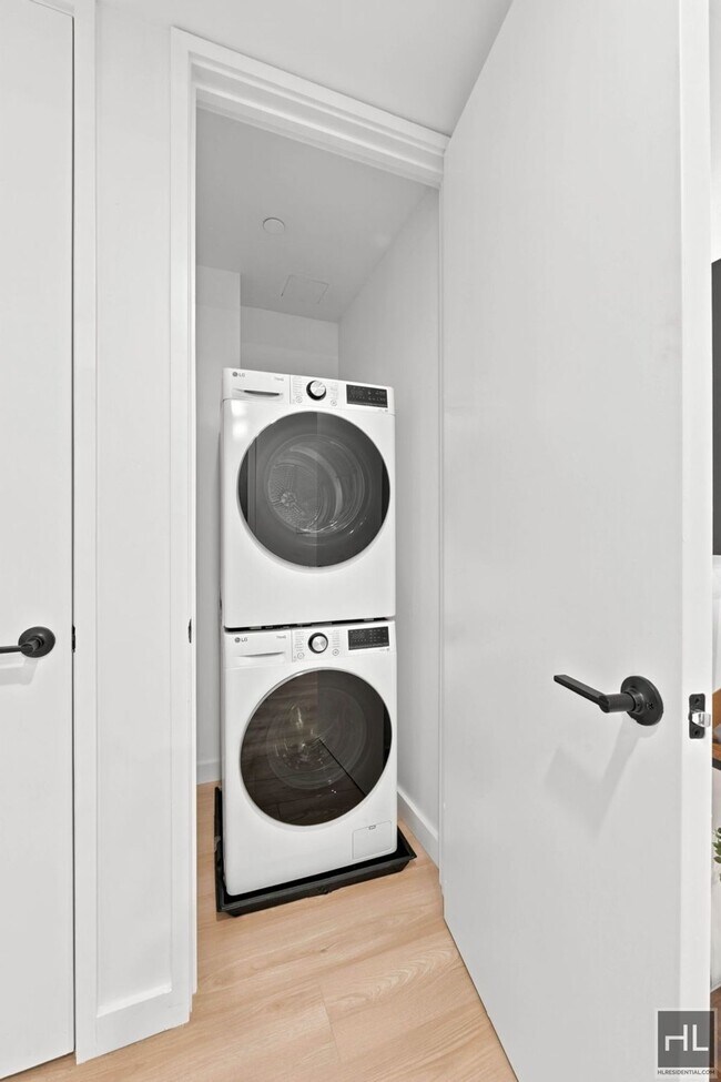 Foto del edificio - New-Construction 1BR with Island Kitchen & W/D