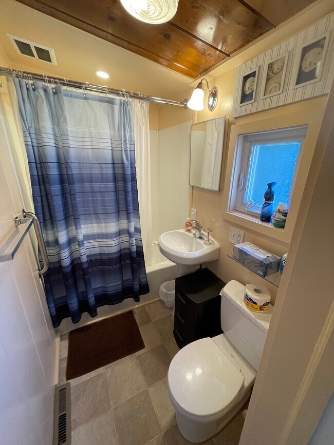 34 Warren Ave Unit B, Middletown, RI 02842 34 Warren Ave Middletown