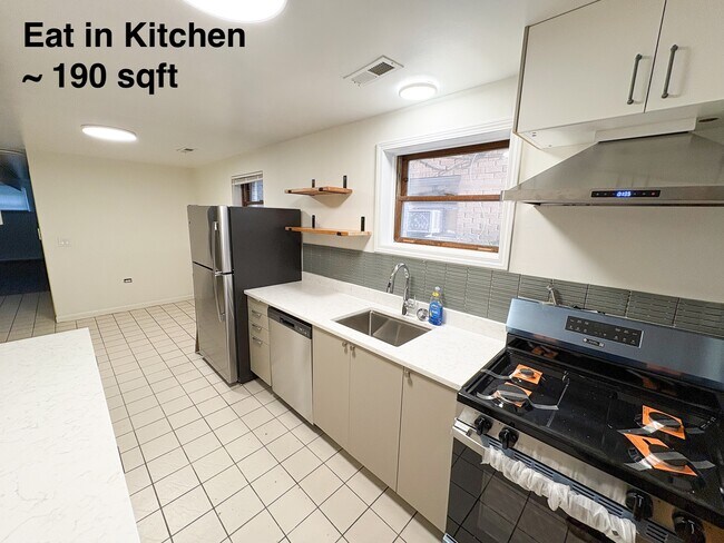Foto del edificio - 2820 N Hamlin Ave