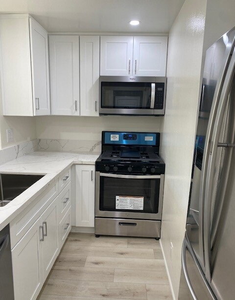 Foto del edificio - "Charming 1-Bedroom Gem with Hardwood Eleg...