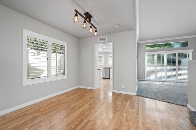 Building Photo - Well Maintained 3 Bedroom Condo in Gated R...