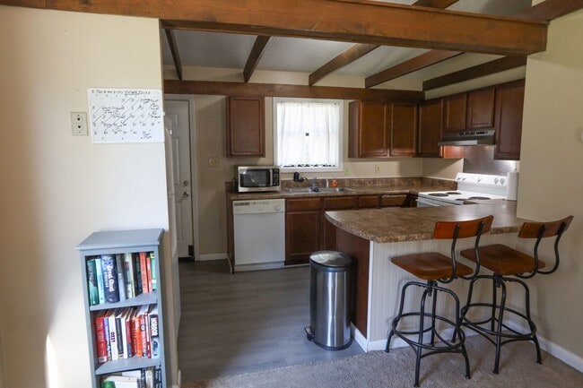 Building Photo - Townhome Beauty!