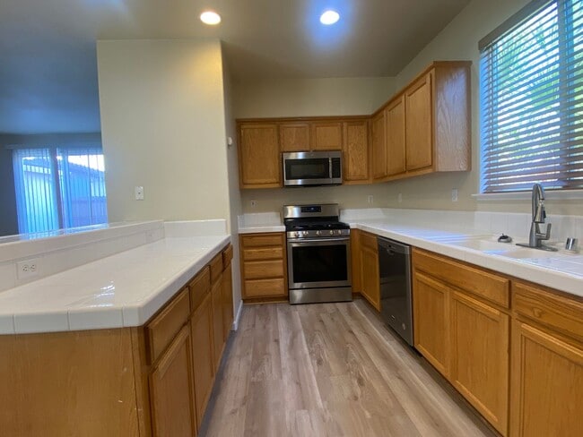 NOW AVAILABLE FOR IMMEDIATE MOVE IN.. FRES... - NOW AVAILABLE FOR IMMEDIATE MOVE IN.. FRES... House