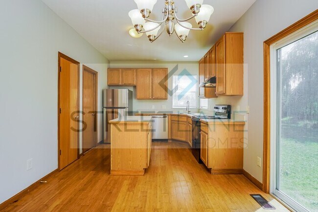 Building Photo - REDUCED! - Now offering $1000 off the firs...