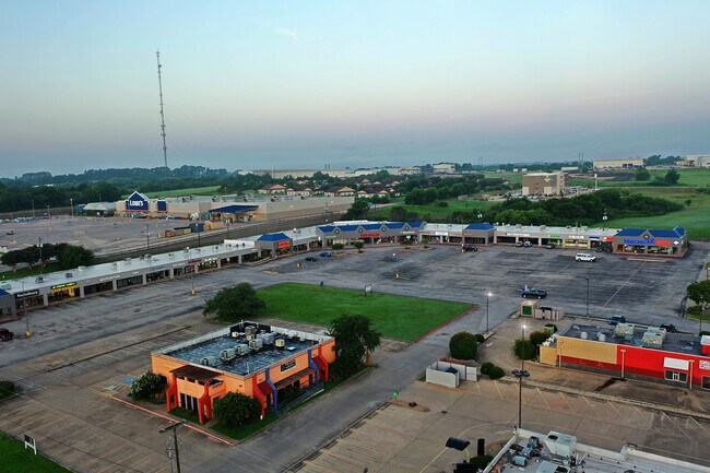 Building Photo - 2662 Hwy 290 W