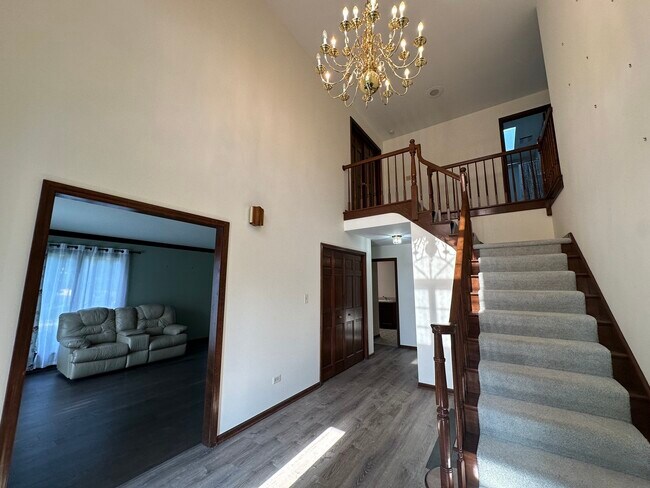 Building Photo - 1055 Knollwood Ln