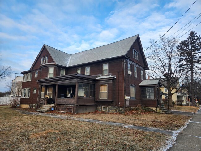 Building Photo - 661 Park Pl