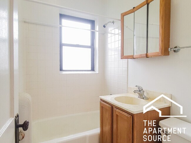 Photo - 1456 W Cornelia Ave Apartment