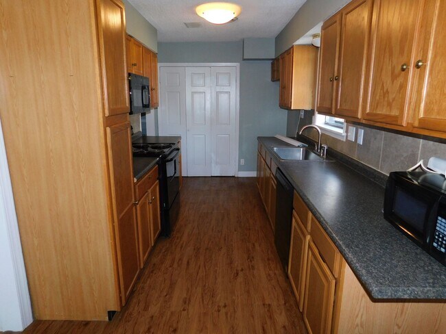 Foto del edificio - 2128 N Red Banks Rd