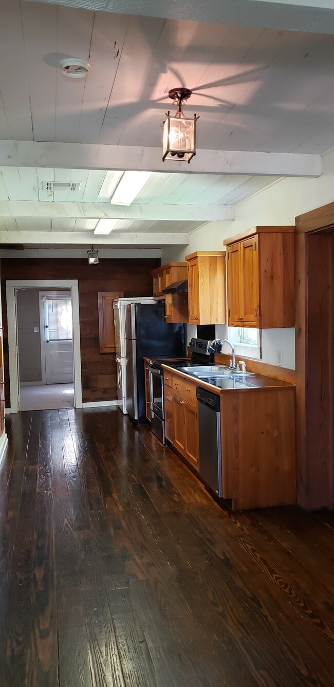Building Photo - 913 Louisa Ave
