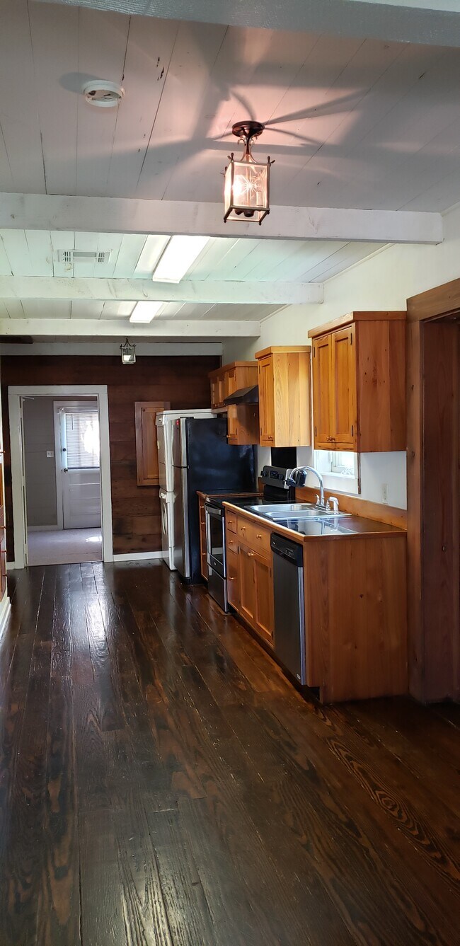 Foto del edificio - 913 Louisa Ave