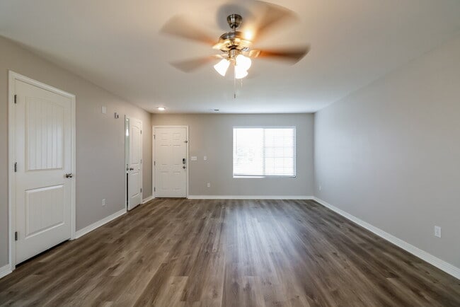 Building Photo - 558 Wellington Dr