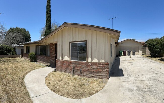 Building Photo - 3 Bedroom / 2 Bathroom Pool Home In Hemet