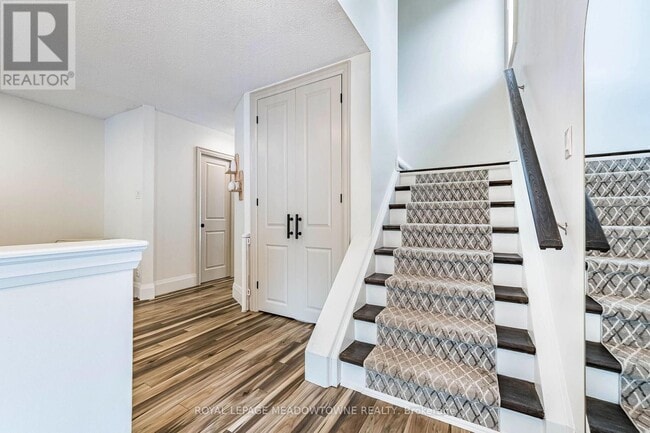 Building Photo - 520 Pineview Gardens