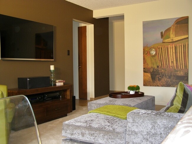 Photo du bâtiment - 300 Meredith Rd NE