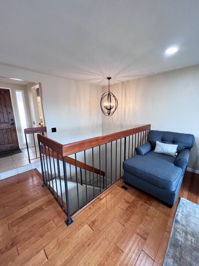Building Photo - 2 Bed/1.5 Bath Townhome ~ Beautifully Main...
