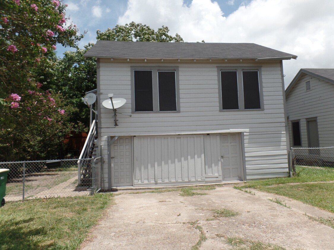 Primary Photo - Garage Apartment!