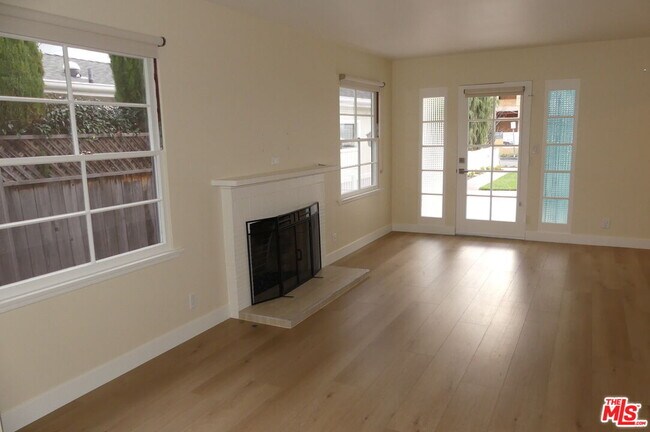 Building Photo - 309 Jasmine Ave